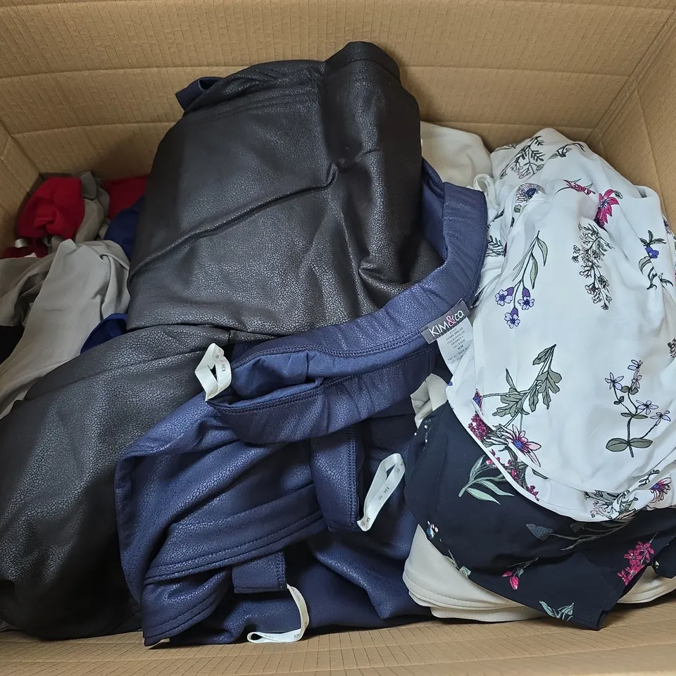 APPROXIMATELY 25 ASSORTED CLOTHING ITEMS IN VARIOUS SIZES, COLOURS & STYLES TO INCLUDE BRANDS SUCH AS APRICOT, KIM&CO, ETC - COLLECTION ONLY