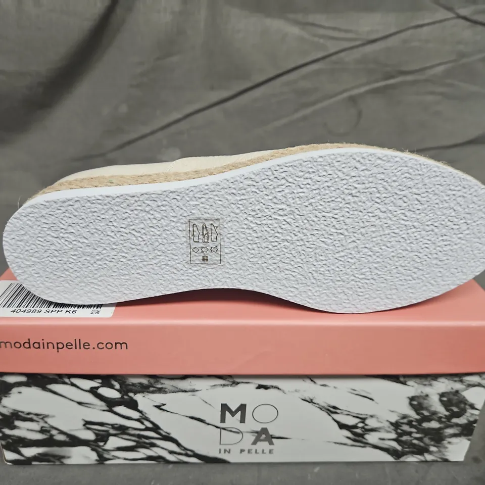 BOXED PAIR OF MODA IN PELLE SLIP ON LOAFERS - UK SIZE 39