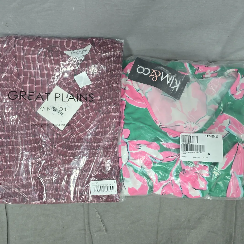 BOX OF APPROXIMATELY 20 ASSORTED CLOTHING AND FASHION ITEMS IN VARIOUS STYLES, SIZES, AND COLOURS - COLLECTION ONLY