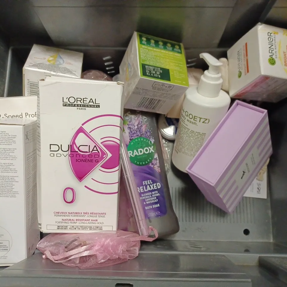 BOX OF APPROX 20 ASSORTED HEALTH AND BEAUTY ITEMS TO INCLUDE - GARNIER MICELLAR CLEANSING WATER ALL IN 1 - ALOE PURA VERA GEL - OLAY REGENRIST RETINOL 24 NIGHT SERUM ECT