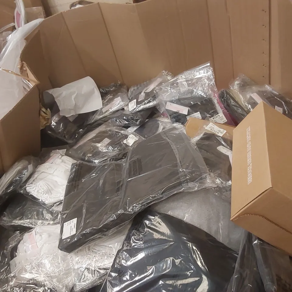 PALLET CONTAINING APPROXIMATELY 300x BRAND NEW ASSORTED DESIGNER CLOTHING ITEMS INCLUDING: ANTHOLOGY SANDALS, SIMPLY BE TROUSERS, JD WILLIAMS SKIRT, JD WILLIAMS TOP, PRETTY SECRETS BRAS ECT