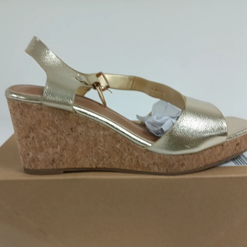 BOXED PAIR OF GOLD METALLIC WEDGE SANDALS WITH CORK PLATFORM – UK SIZE 7