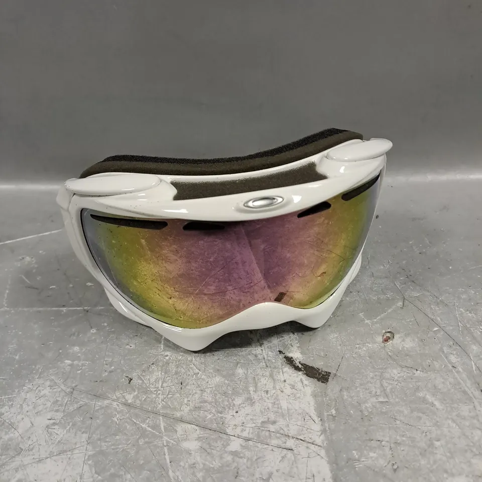 OAKLEY WHITE FRAMED SKIING GOGGLE - SIZE UNSPECIFIED 