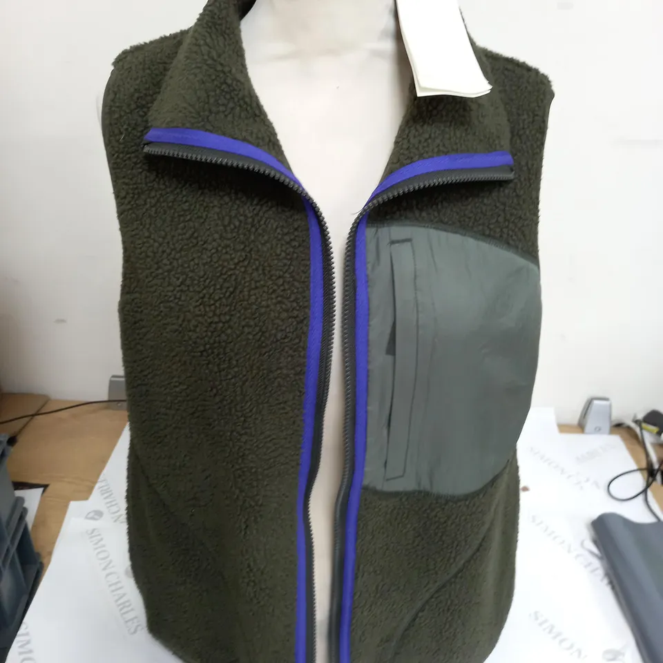 H&M MOVE GREEN FLEECE GILET - EUR M