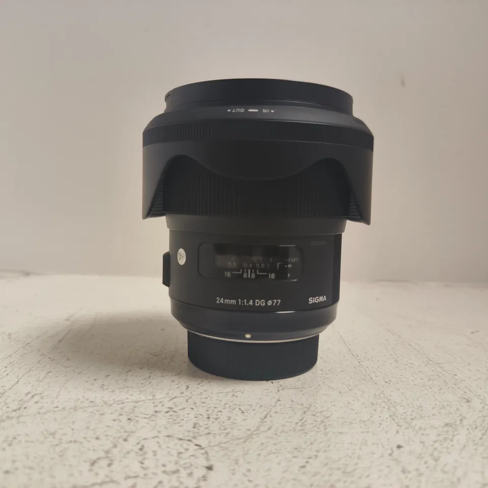 SIGMA 24MM F/1.4 DG LENS Ø77 WITH HOOD AND CARRY CASE