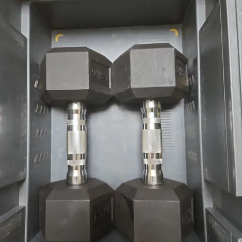 PAIR OF HEXAGONAL DUMBBELLS 7.5 KG EACH WITH KNURLED HANDLES IN STAND