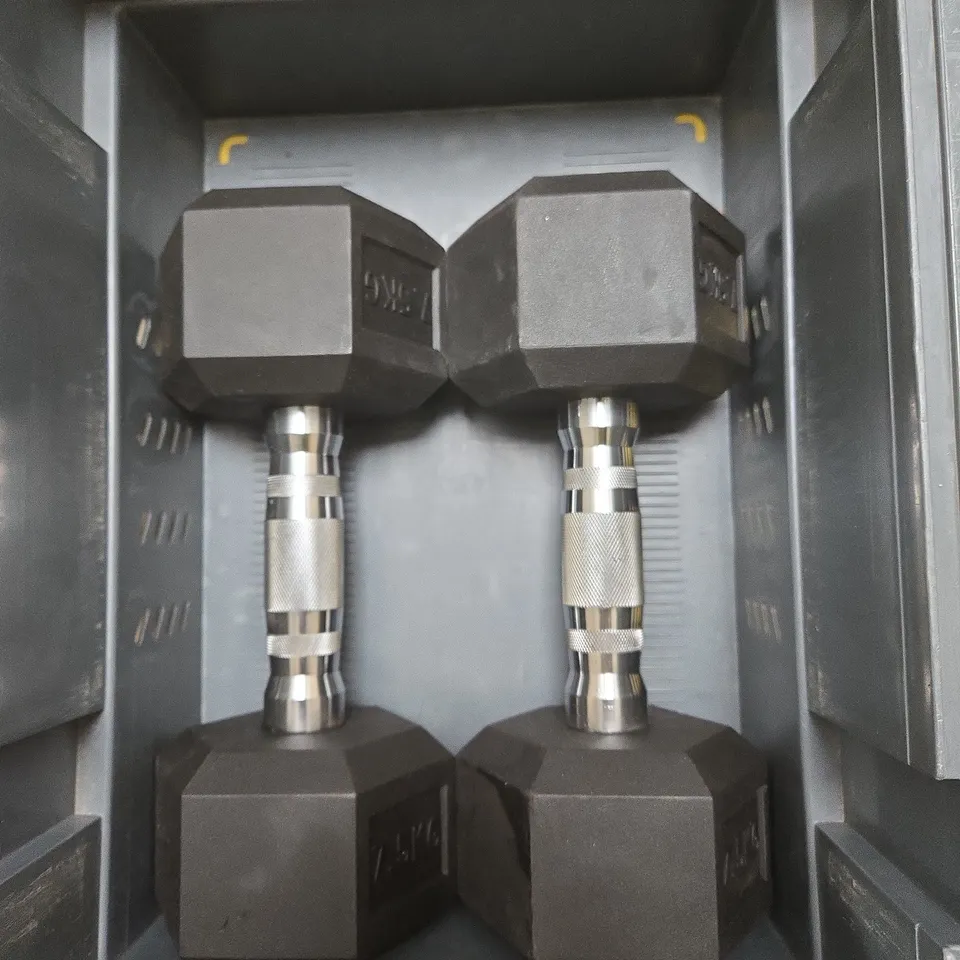 PAIR OF HEXAGONAL DUMBBELLS 7.5 KG EACH WITH KNURLED HANDLES IN STAND