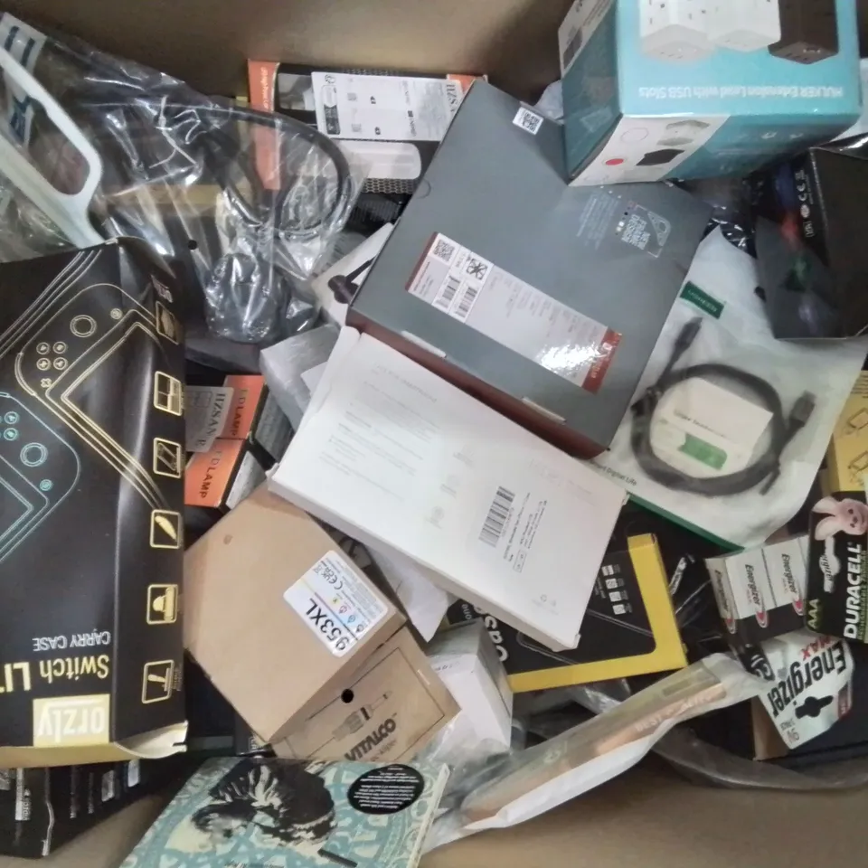 BOX CONTAINING LARGE NUMBER OF BOXED ELECTRONIC GOODS TO INCLUDE: INDOOR SECURITY CAMERAS, PS4 GAME, ILLUSION LAMP, VARIOUS BATTERIES, PLUG ADAPTORS, CHARGING CABLES AND LOTS MORE