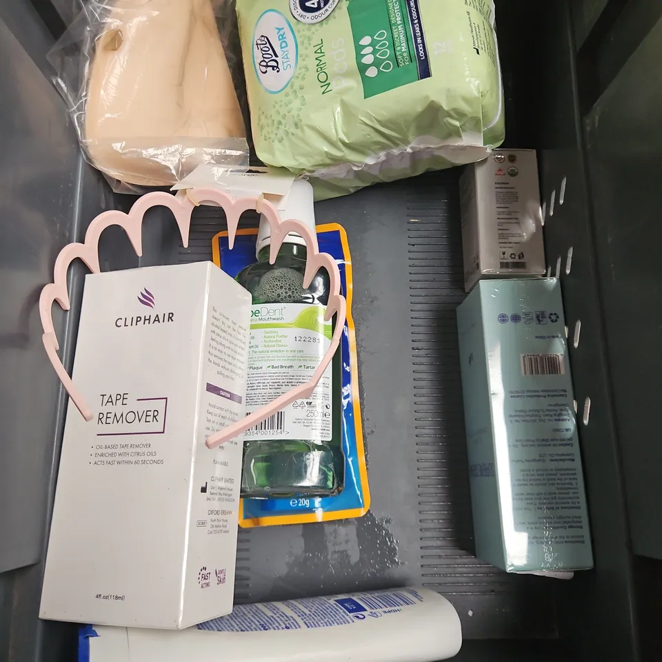APPROXIMATELY 20 ASSORTED HEALTH & BEAUTY PRODUCTS TO INCLUDE - WILKINSON SWORD INTUITION RAZOR - NEUTROGENA SALYCYLIC ACID - AKT DEODORANT BALM - ETC