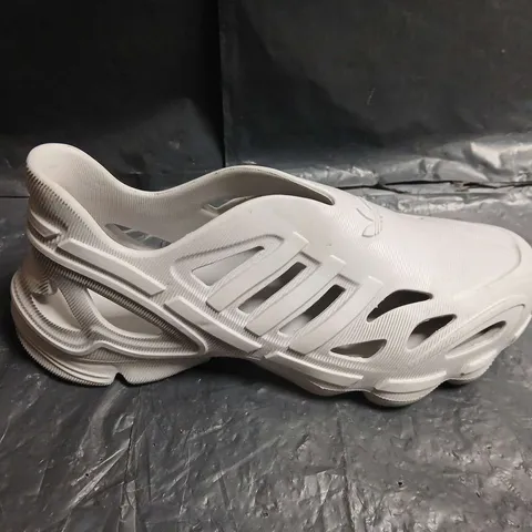 ADIDAS WHITE TRAINER - SIZE UNSPECIFIED 