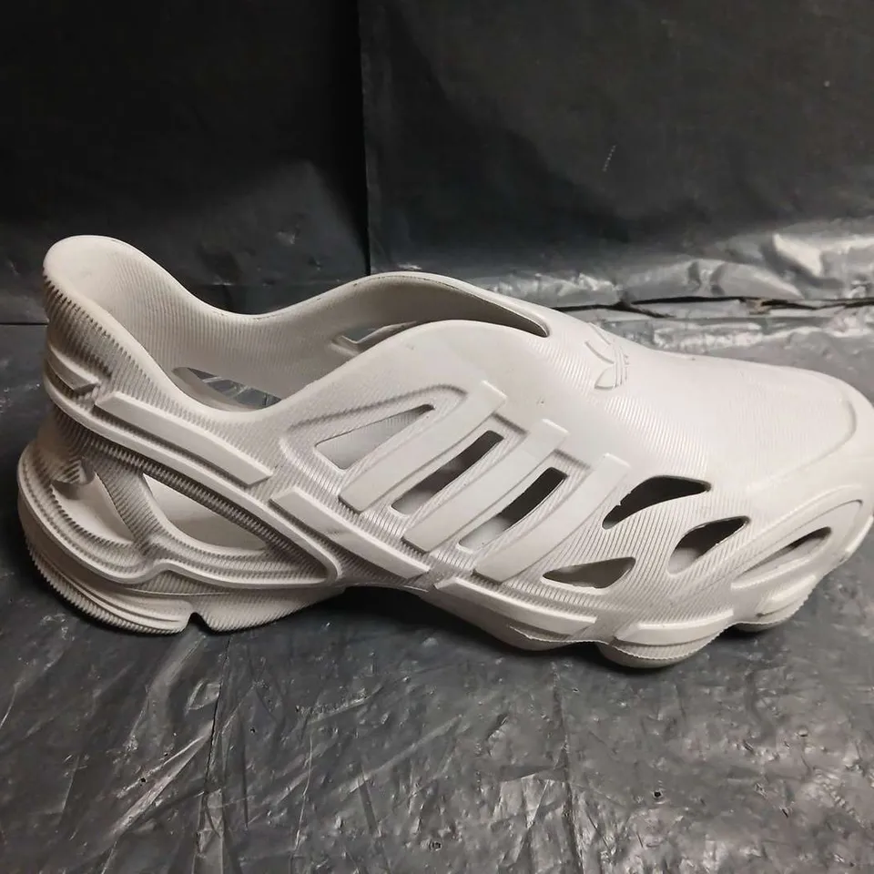 ADIDAS WHITE TRAINER - SIZE UNSPECIFIED 
