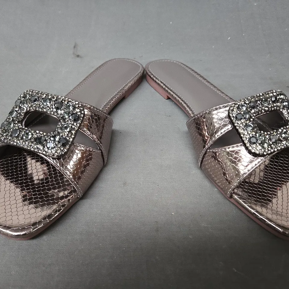 BOXED PAIR OF UNBRANDED OPEN TOE SANDALS IN METALLIC GOLD W. JEWEL EFFECT DETAIL EU SIZE 42