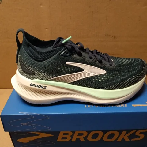 BOXED PAIR OF BROOKS GLYCERIN 23 TRAINERS IN NAVY - UK 4.5
