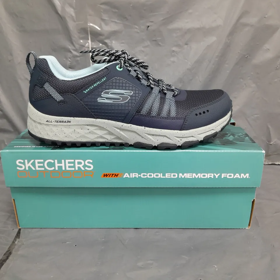 BOXED PAIR OF SKECHERS OUTDOOR MEMORY FOAM TRAINERS IN NAVY SIZE 6