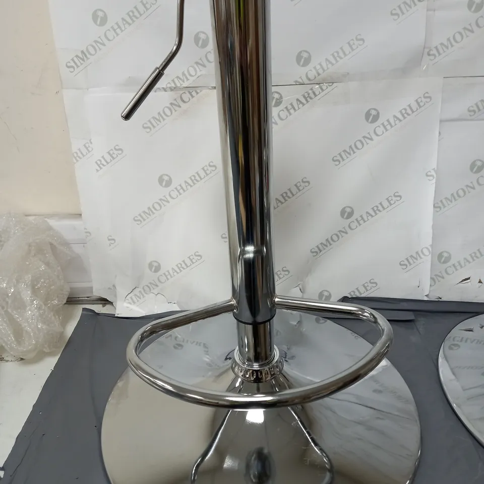 A BOXED PAIR OF BAR STOOLS WITH HEIGHT AJUST