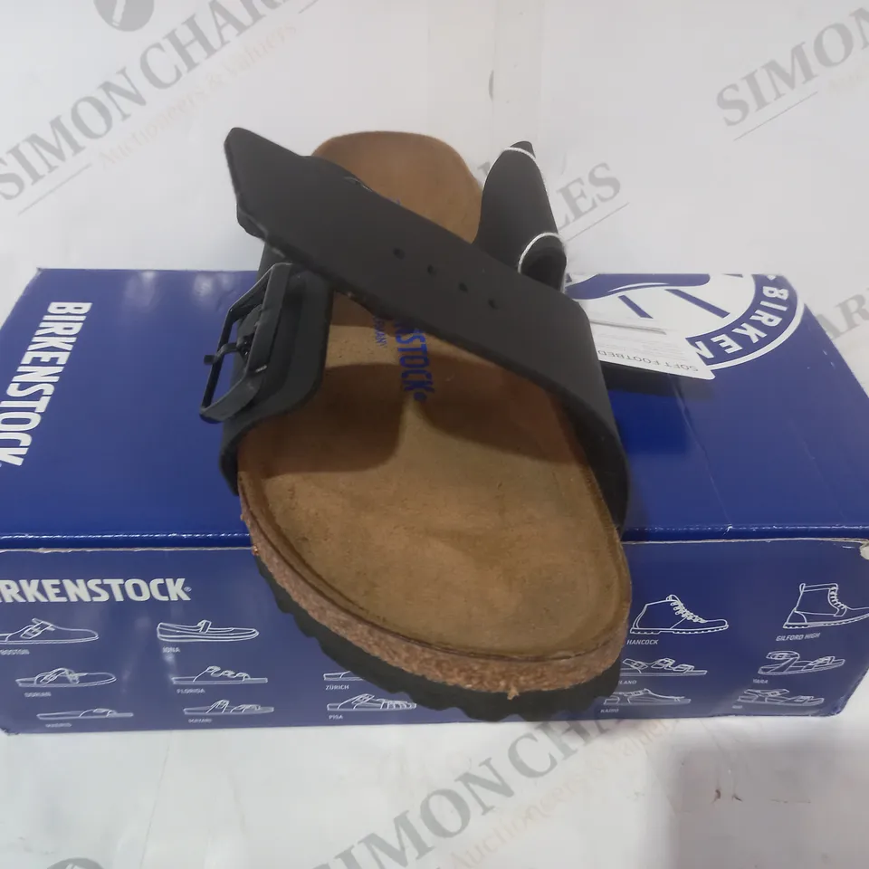 BOXED PAIR OF BIRKENSTOCK ARIZONA BS SANDALS IN BLACK EU SIZE 39