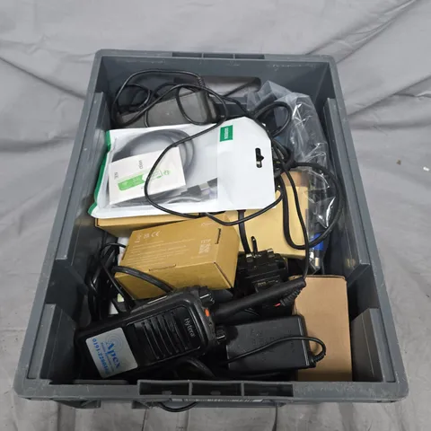 APPROXIMATELY 10 ASSORTED ELECTRICAL PRODUCTS TO INCLUDE , PLUGS , RADIOS , ETC 