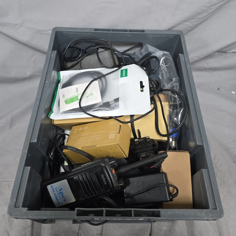 APPROXIMATELY 10 ASSORTED ELECTRICAL PRODUCTS TO INCLUDE , PLUGS , RADIOS , ETC 