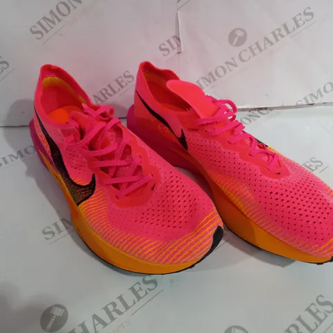 PAIR OF NIKE ZOOMX SIZE 9.5 TRAINERS
