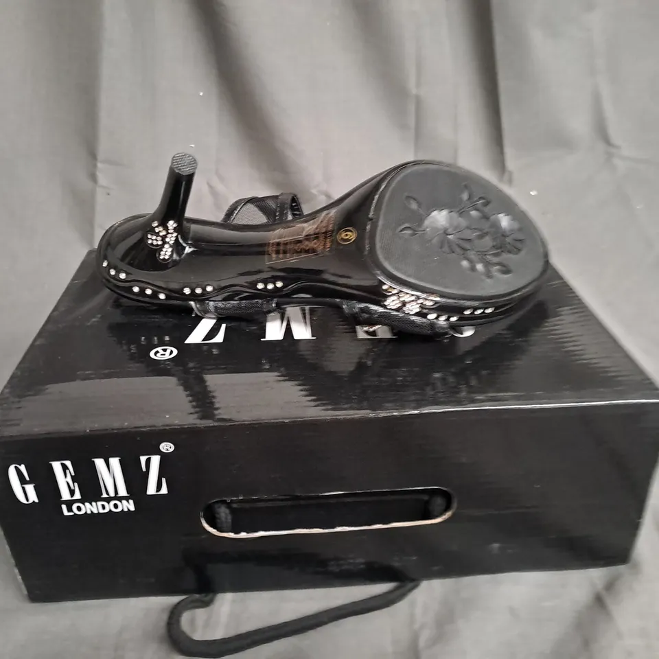 BOXED LOT OF 12 PAIRS OF GEMZ LONDON LADIES SANDALS BLACK. VARIOUS SIZES