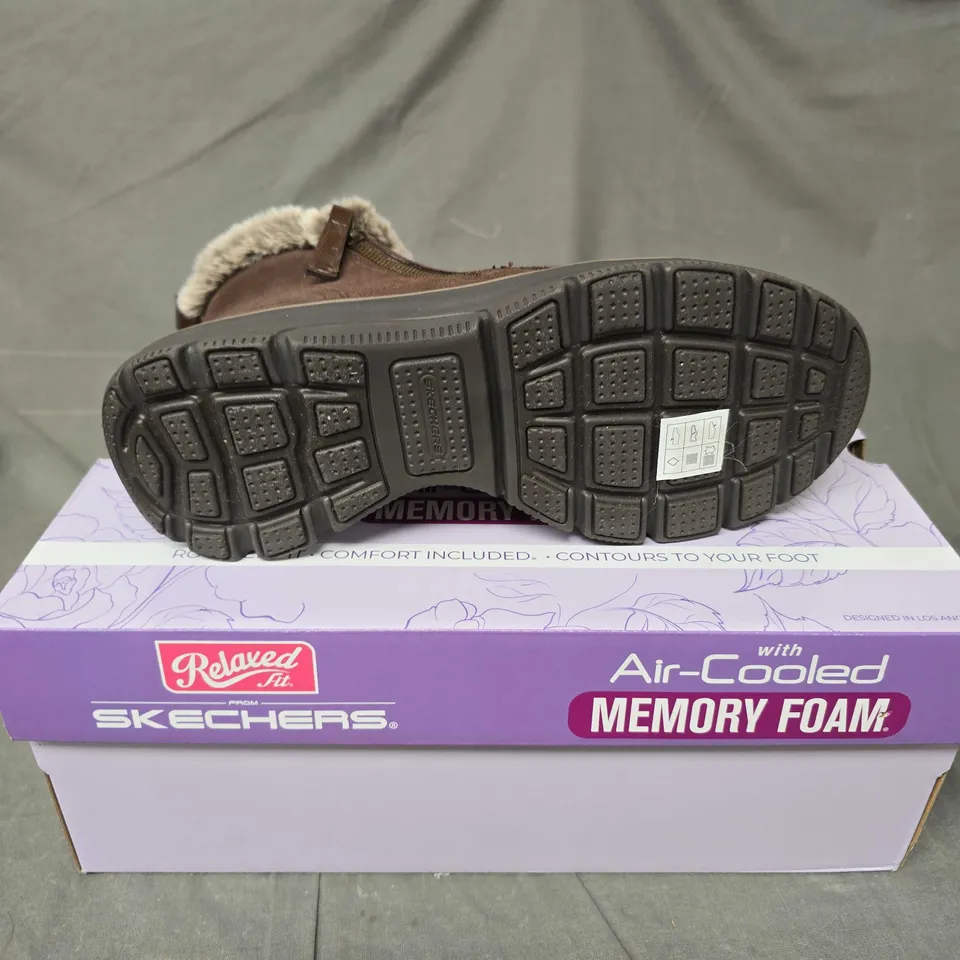BOXED PAIR OF SKECHERS RELAXED FIT WOMENS BOOTS IN CHOCOLATE - 7