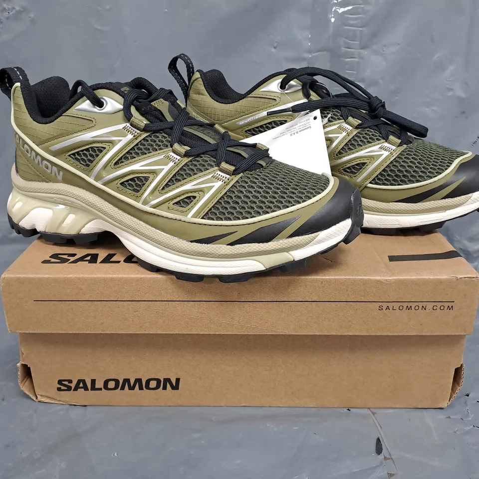 BOXED PAIR OF SALOMON XT-6 EXPANSE SEASONAL TRAINERS IN OLIVE/SILVER SIZE UK 5