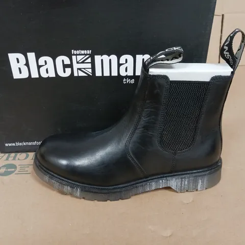 BOXED PAIR OF BLACK MANS BOOTS IN BLACK WITH DEREK SOLE - UK 7