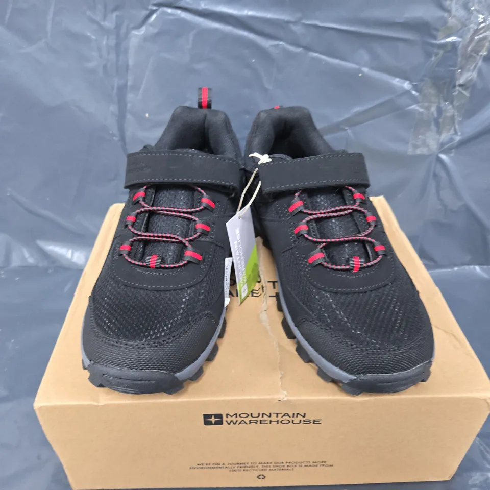 BOXED PAIR OF MOUNTAIN WAREHOUSE MCLEOD KIDS OUTDOOR WALKING SHOE IN BLACK - UK 5