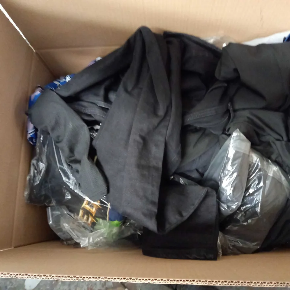 LARGE QUANTITY OF CLOTHING ITEMS TO INCLUDE DRESSES, SWEATERS, JEANS, T-SHIRTS, ETC