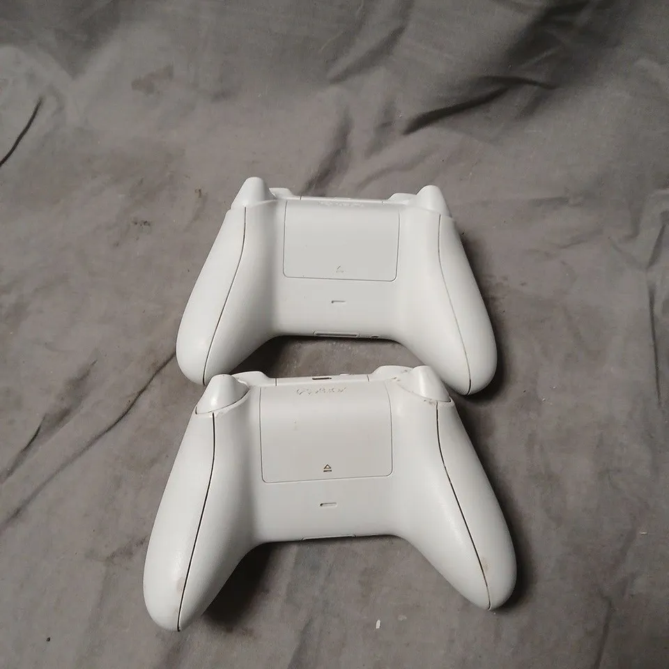 XBOX WIRELESS CONTROLLERS (WHITE) – SET OF 2