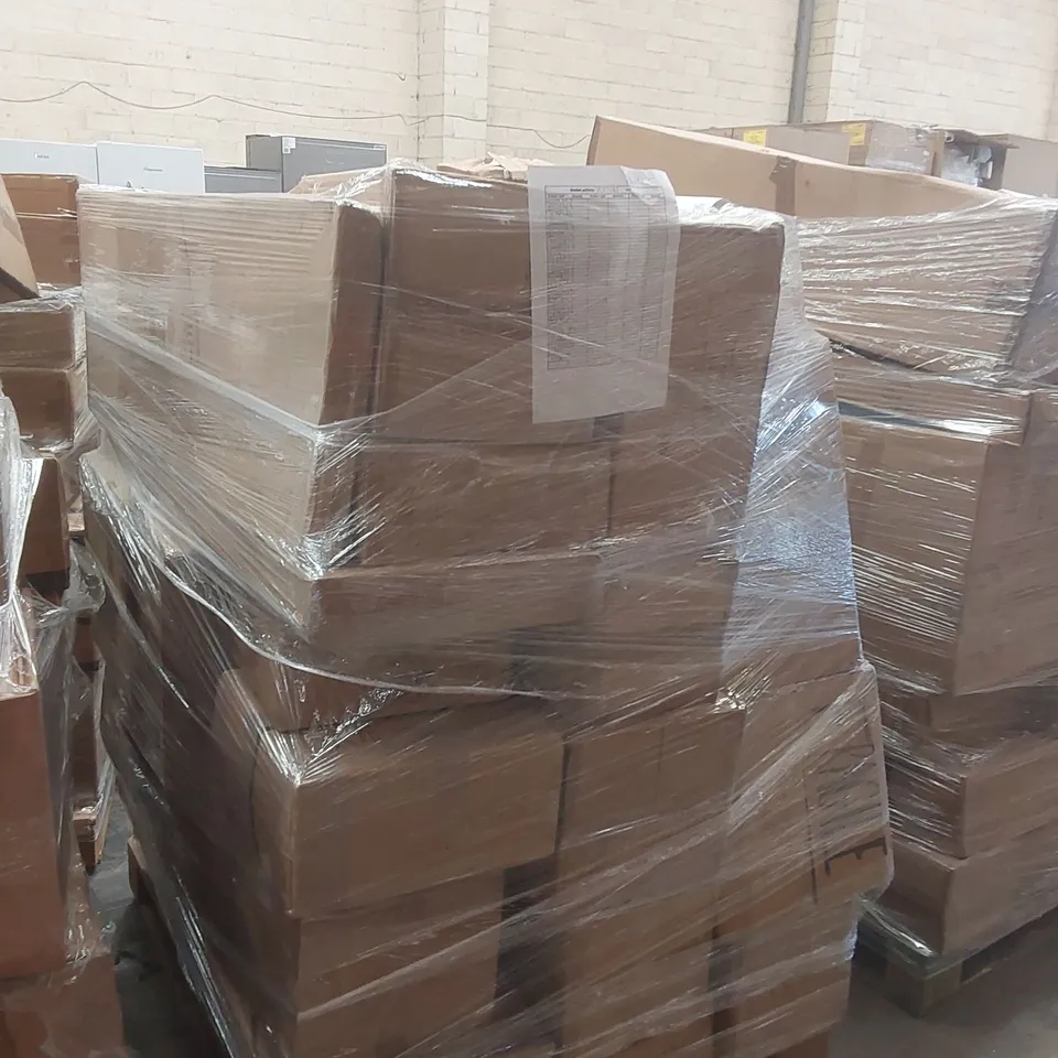 PALLET CONTAINING A LARGE QUANTITY OF ASSORTED LIGHTING PRODUCTS
