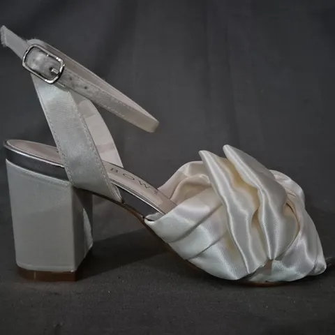 BOXED PAIR OF RAINBOW ARABELLA OPEN TOE BLOCK HEEL SANDALS IN IVORY SATIN W. BOW DETAIL UK SIZE 3