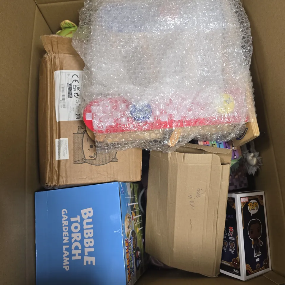 BOX OF APPROXIMATELY 10 ASSORTED TOYS INCLUDING A SOUL LANTERN, A POP MARVEL STUDIOS SPIDERMAN NED AND A BUBBLE TORCH GARDEN LAMP