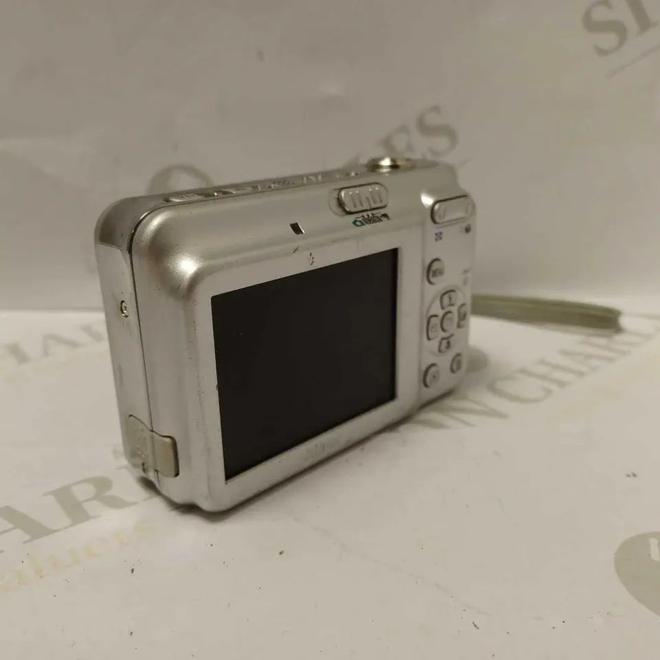 NIKON COOLPIX L5 CAMERA