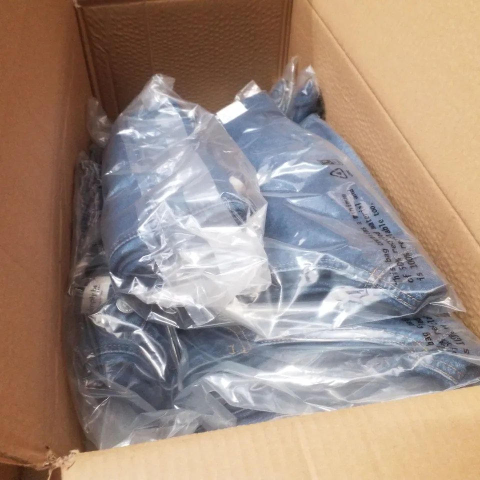 BOX CONTAINING APPROXIMATELY 12 BRAND NEW SIMPLY BE MID BLUE PLEAT DETAIL WIDE LEG JEANS - SIZE 22L