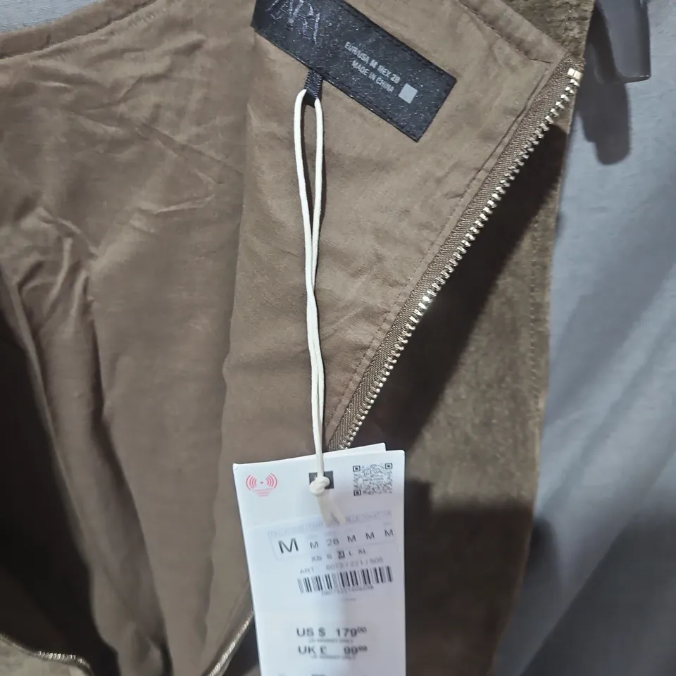 BROWN SUEDE-EFFECT SLEEVELESS JUMPSUIT WITH FRONT ZIP – SIZE M 100 % LEATHER .