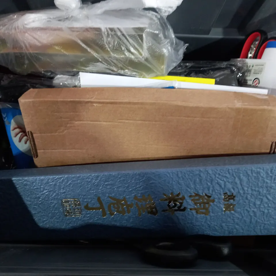BOX OF APPROXIMATELY 8ASSORTED ITEMS TO INCLUDE - PRADE OCEAN BAG - C.K WIRE CUTTERS - SECATEURS ECT