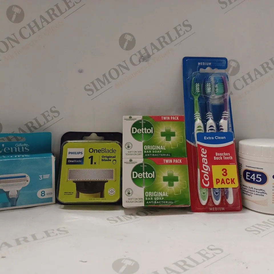 BOX OF APPROX 20 ASSORTED HEALTH AND BEAUTY ITEMS TO INCLUDE - E45 DRY SKIN CREAM - DETTOL 2 BARS OF SOAP - PHILIPS ONE BLADE ECT