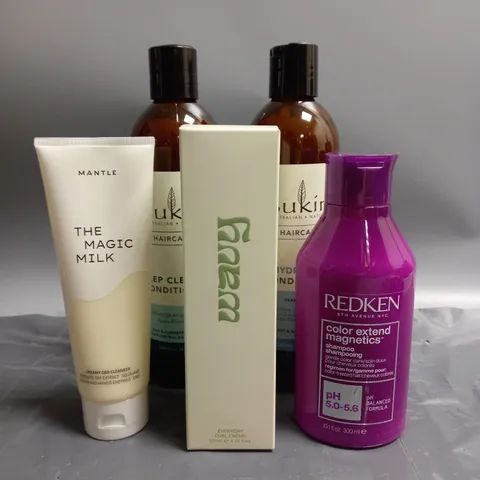 APPROXIMATELY 15 ASSORTED COSMETICS AND BEAUTY ITEMS TO INCLUDE REDKEN COLOR EXTEND MAGNETICS SHAMPOO (300ML), SUKIN HYDRATING CONDITIONER (500ML), WAVY EVERYDAY CURL CREAM (125ML), ETC