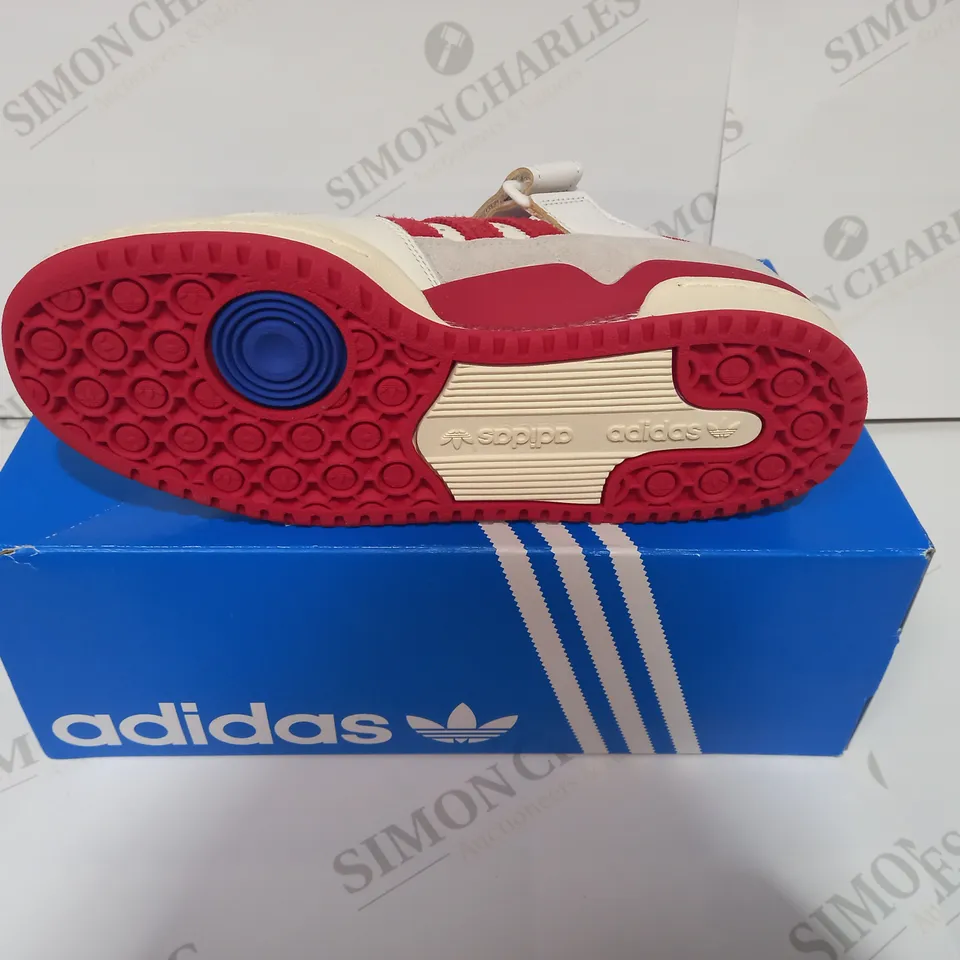 BOXED PAIR OF SIZE ADIDAS TRAINERS IN WHITE/RED UK SIZE 6