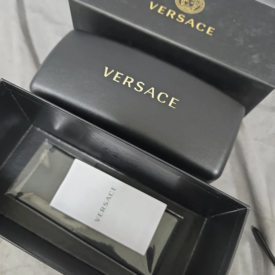 VERSACE SUNGLASSES - BLACK OVERSIZED SQUARE FRAME WITH PURPLE LENSES AND GOLD-TONE ACCENTS VERSACE SUNGLASSES OVE4416U