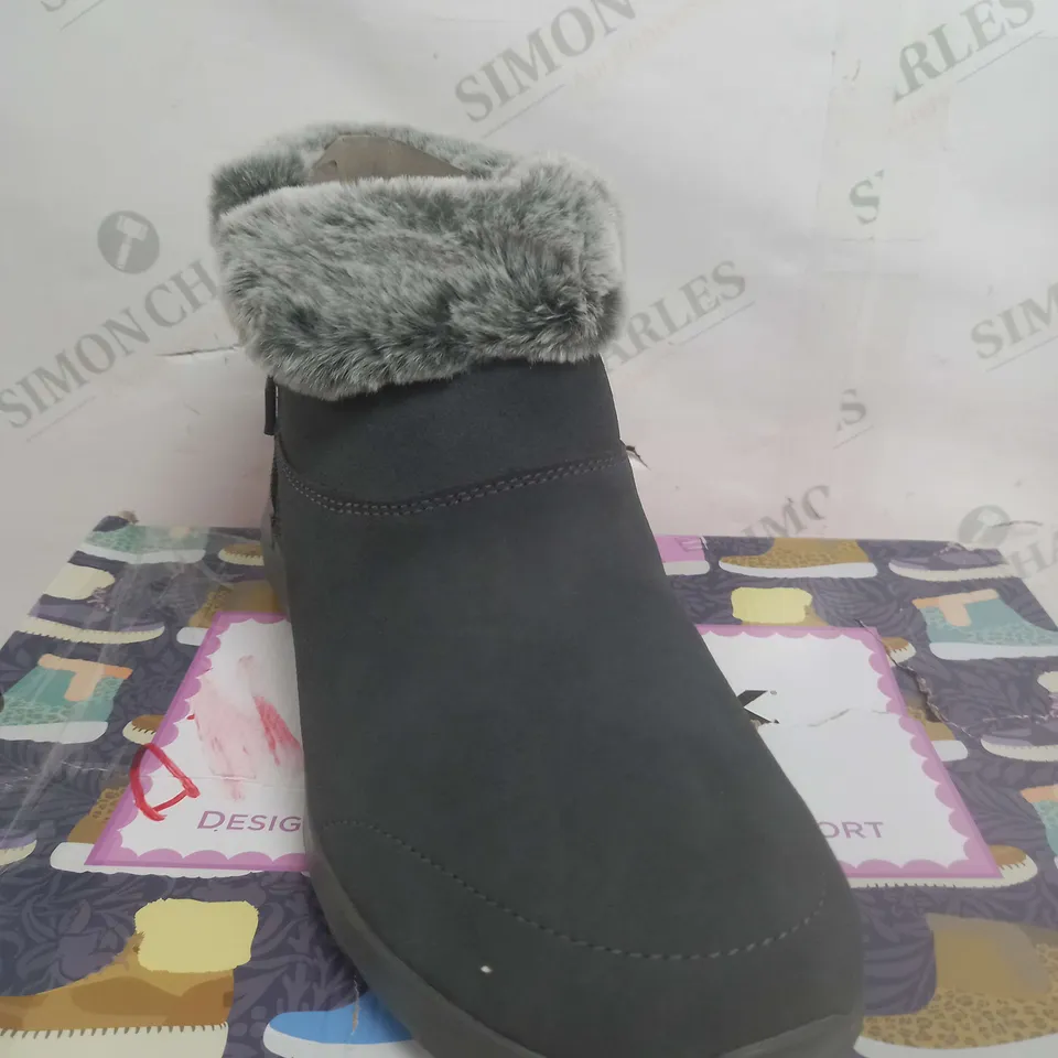 BOXED SKETCHERS GO WALK BOOTS IN CHARCOAL GREY - SIZE 8