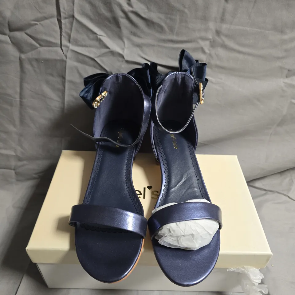 BOXED PAIR OF ANGLES FACE TEEN SANDALS - UK SIZE 36