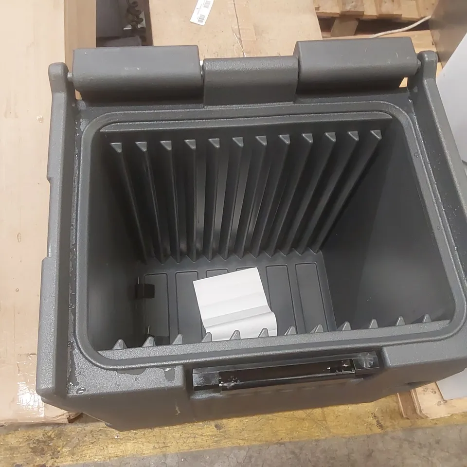 PORTABLE INSULATED FOOD BOX