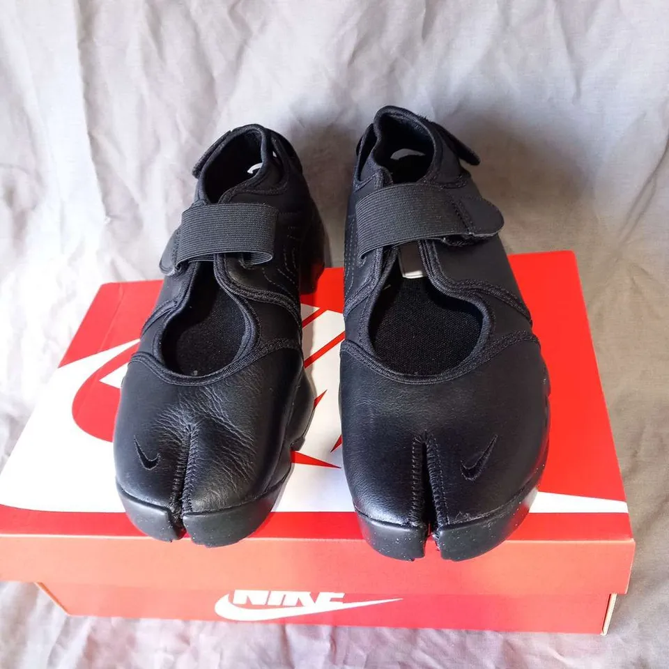 BOXED NIKE WOMENS AIR RIFT BLACK/BLACK SIZE 6.5