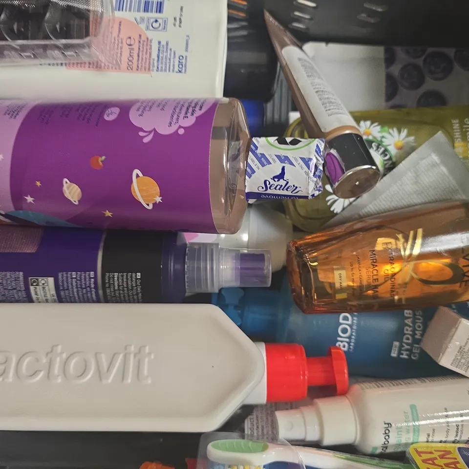 APPROXIMATELY 20 ASSORTED COSMETIC ITEMS INCLUDING VARIOUS MAKES AND BRANDS - COLLECTION ONLY