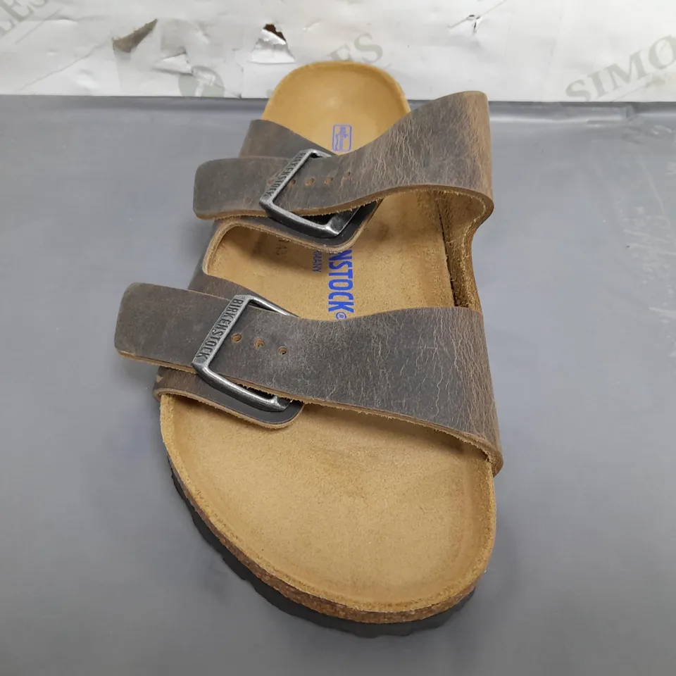 BOXED PAIR OF BIRKENSTOCK ARIZONA BS SANDALS IN FADED KHAKI UK SIZE 7.5