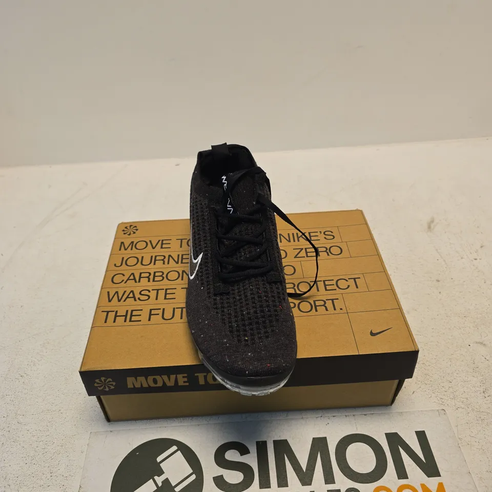 NIKE AIR MAX 2021 BLACK/WHITE TRAINERS – UK 9
