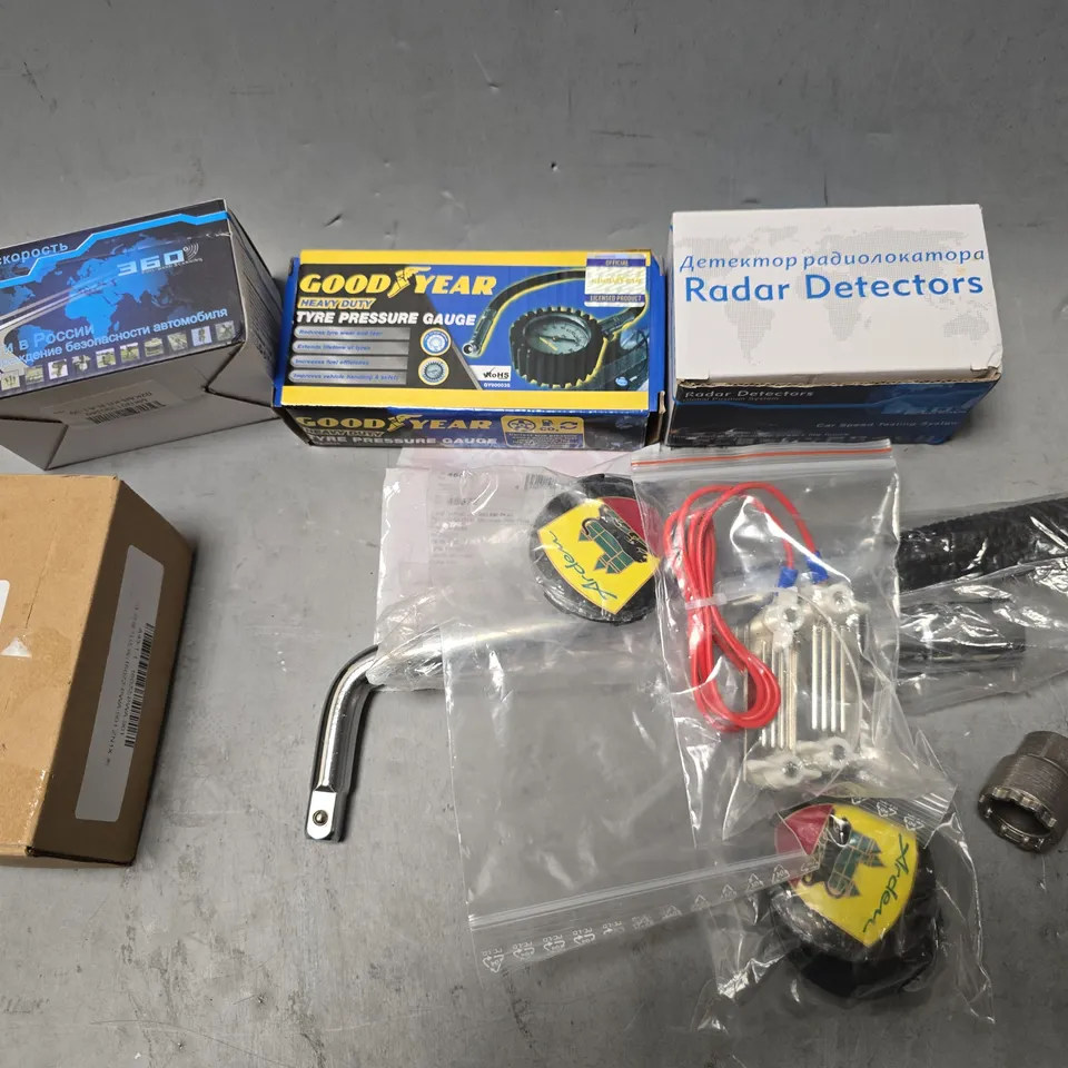 APPROXIMATELY 10 ASSORTED CAR ACCESSORIES TO INCLUDE RADAR DETECTOR, TOOLS AND TYRE PRESSURE GAUGE   - ETC - COLELCTION ONLY