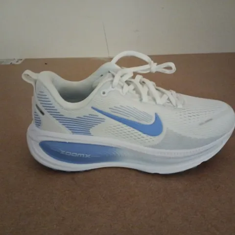 UNBOXED PAIR OF NIKE RUNNING ZOOMX RUNNING TRAINERS IN WHITE/BLUE - UK 5